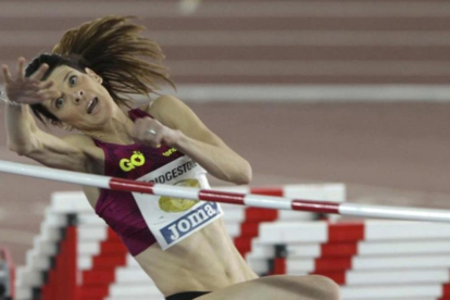 Ruth Beitia, en uno de sus saltos durante el Campeonato de España de atletismo en pista cubierta de Salamanca.-EFE / J. M. GARCÍA