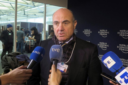 El ministro de Economía, Luis de Guindos, en el foro de Davos.-CÉLINE AEMISEGGER (EFE)
