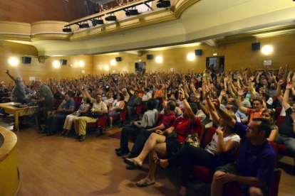 Extrabajadores de Puertas Norma, en una de las asambleas informativas.-ÁLVARO MARTÍNEZ