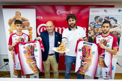 Presentación de las camisetas del torrezno que llevarán los líberos del Rio Duero. MARIO TEJEDOR