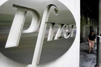 El logo de Pfizer en su sede central, en Nueva York.-EFE / JUSTIN LANE