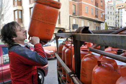 Camión distribuidor de butano. / VALENTÍN GUISANDE-