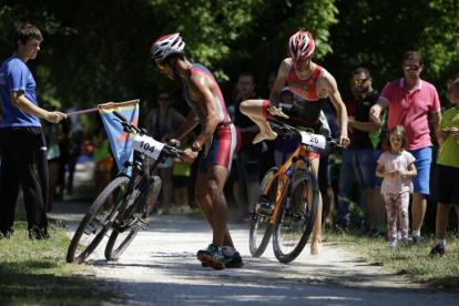 Dos participantes durante la transición de bicicleta.-DIEGO MAYOR