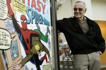 Stan Lee, en una imagen del 2006, ante un póster de Spiderman.-AP / DAMIAN DOVARGANES