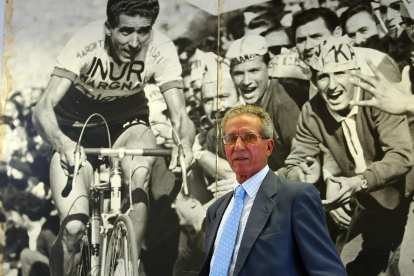 Federico Martín Bahamontes posa junto a una fotografía cuando era ciclista profesional.-JON BARANDICA