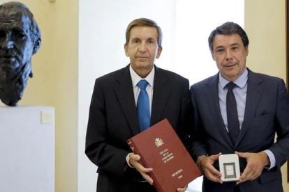 Ignacio González y Manuel Moix en septiembre del 2014, cuando eran presidente de la Comunidad de Madrid y fiscal jefe de Madrid, respectivamente.-CARLOS IGLESIAS (EFE)