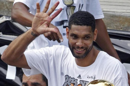Tim Duncan, en junio del 2014, señalando los cinco títulos de la NBA conquistados.-AP / MICHAEL THOMAS