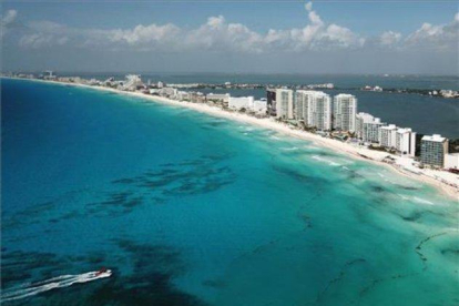 Fotografía aérea que muestra una vista general de la zona de playas del balneario de Cancún, en el estado de Quintana Roo (México).-EFE/ ALONSO CUPUL