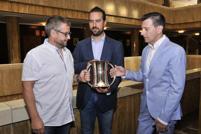 Alfredo Cabrerizo, Ángel Hernández y Ángel Romera con una de las Copas del Rey ganadas por el equipo soriano.-VALENTÍN GUISANDE