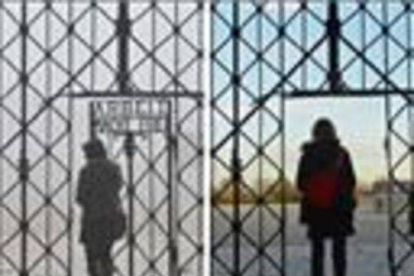 La puerta del campo de concentración nazi de Dachau antes y después del robo.-Foto: EL PERIÓDICO