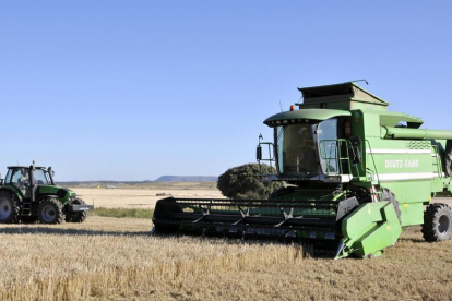 Tractores realizando labores en el campo en la provincia de Soria-