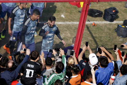 Messi, junto a sus compañeros, es aclamado en el entrenamiento a puertas abiertas de Argentina.-AP