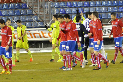 Los jugadores del Numancia cabizbajos tras el empate ante el Mirandés. / Diego Mayor-