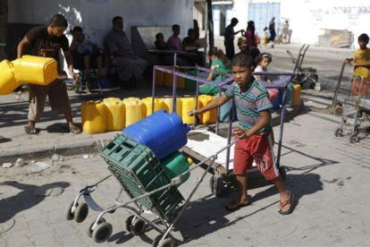 Palestinos cogen agua de un contenedor en Gaza en una imagen de archivo.-AFP / MOHAMMED ABED