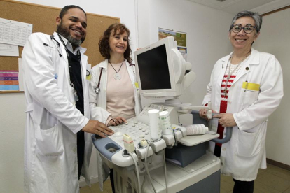 El equipo de neurología lo componen tres médicos, Francisco Javier Rodríguez, Catalina Jiménez y Ángela María Gutiérrez.-Luis Ángel Tejedor