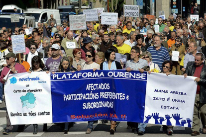 Concentración de cientos de gallegos afectados por las participaciones preferentes, ante una oficina de Novagalicia Banco en Orense, para reclamar soluciones a las entidades bancarias.-BRAIS LORENZO (EFE)