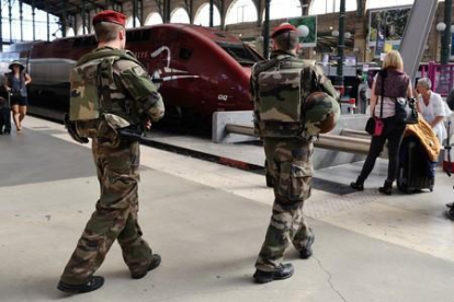 Militares patrullan en la Gare du Nord, en París.-BINTA (AP)