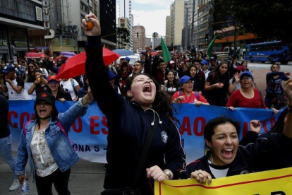 Manifestantes participan en la jornada de Paro Nacional en el centro de Bogota, Colombia.-EFE