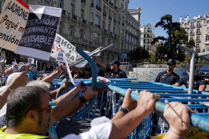 Efectivos de la Policía Nacional contienen la protesta de un grupo de pensionistas en las inmediaciones del Congreso de los Diputados-JOSE LUIS ROCA