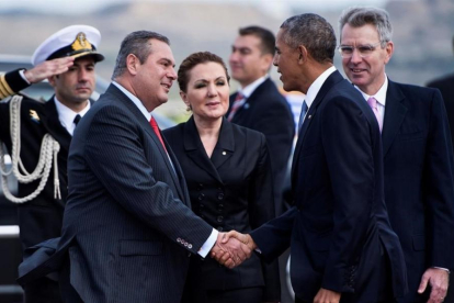 Obama, a su llegada al aeropuerto de Atenas, donde ha sido recibido por el ministro griego de Defensa, Panagiotis Kommenos.-BRENDAN SMIALOWSKI