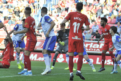 En la última acción del partido ante el Zaragoza el árbitro López Toca y el VAR pasaron por alto un claro agarrón a Dani Barrio en área maña.-Valentín Guisande