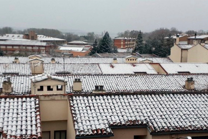 Los tejados de San Esteban ya aparecieron ayer blancos. HDS