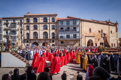 Procesión del Domingo de Pascua en Soria, con el encuentro del Cristo Resucitado y la Virgen de la Alegría. GONZALO MONTESEGURO