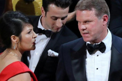 Martha Ruiz y Brian Cullinan (derecha), de PricewaterhouseCoopers, en la ceremonia de los Oscar.-REUTERS / LUCY NICHOLSON