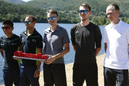 Froome, de blanco, junto a (de izquierda a derecha) Quintana, Valverde, Samuel Sánchez y Van Garderen.-EFE / JAVIER LIZÓN