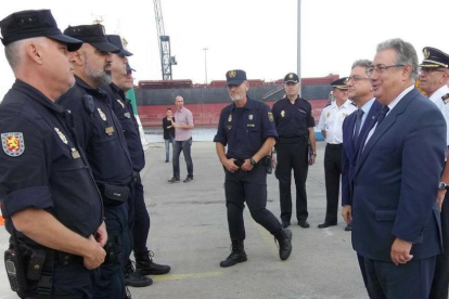 El ministro del Interior, José Ignacio Zoido, en una de las visitas a la policía desplegada en Catalunya.-AFP