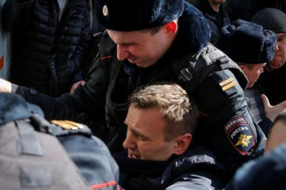 Alexei Navalny, en el momento de ser arrestado.-REUTERS / MAXIM SHEMETOV