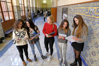 Imagen de archivo de estudiantes en las instalaciones de una universidad castellana y leonesa. / J. M. LOSTAU