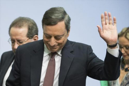 Draghi saluda tras comparecer ante la prensa.-EFE / ARNE DEDERT