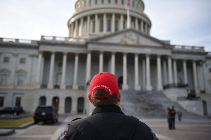 Un seguidor de Trump toma sitio ante el Capitolio.-ROBYN BECK / AFP