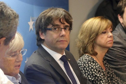 Carles Puigdemont, en el Centro de Prensa de Bruselas, junto a varios exconsellers el pasado 31 de octubre.-OLIVIER MATTHYS (AP)