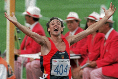 Fermín Cacho levantaba los brazos como campeón olímpico en Barcelona 1992