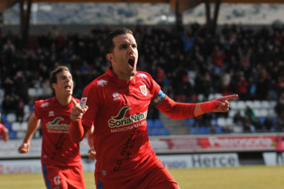 Julio Álvarez celebra el gol del Numancia.-DIEGO MAYOR