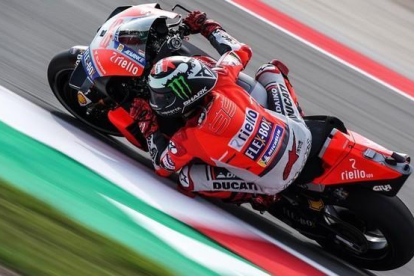 El tricampeón Jorge Lorenzo (Ducati), en su vuelta rápida de hoy, en Misano.-ALEJANDRO CERESUELA