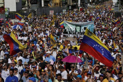 Manifestantes contra Maduro, este sábado en Caracas.-AP / FERNANDO LLANO
