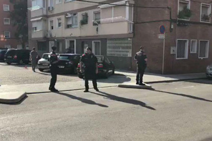 Agentes de los Mossos, ante la vivienda del sospechoso, en Cornellà. /-GUILLEM SÀNCHEZ