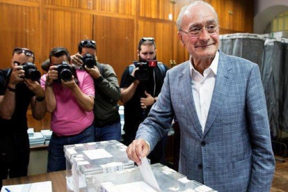 El alcalde de Málaga (PP), Francisco de la Torre, en su colegio electoral.-EFE / JORGE ZAPATA