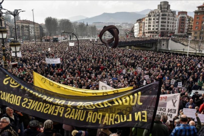 Miles de jubilados y pensionistas de Bizkaia, en la manifestación de Bilbao del 22 de febrero.-/ EFE / MIGUEL TONA
