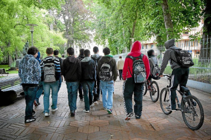 Jóvenes a la salida del instituto.-EL MUNDO