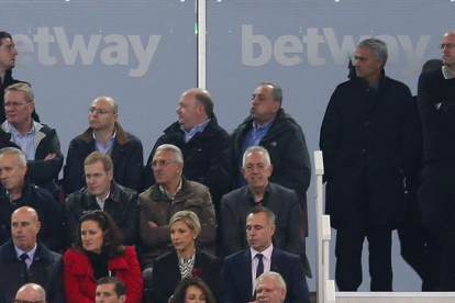 José Mourinho, en la grada durante la segunda parte del West Ham-Chelsea.-REUTERS / EDDIE KEOGH