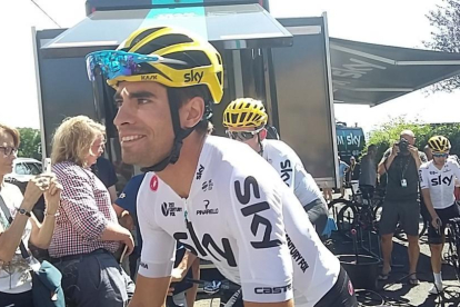 Mikel Landa, este jueves, se dispone a salir a entrenar con el resto del equipo Sky, en Le Puy en Velay.-SERGI LÓPEZ-EGEA