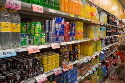 Envases de refrescos en un supermercado de Barcelona.-