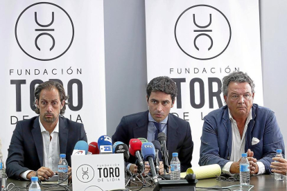 Juan Diego (Unión de Toreros), José Manuel Soriano (abogado) y Carlos Nuñez (Fundación Toro de Lidia).-ICAL