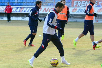 El lateral brasileño durante su primer entrenamiento con el Numancia.-ÁLVARO MARTÍNEZ