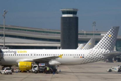 Avión de Vueling en el aeropuerto de El Prat.-Foto: JOSEP GARCÍA
