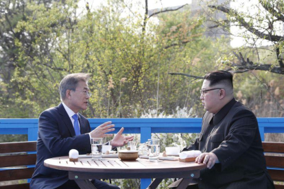 Kim Jong Un, derecha, con Moon Jae-in, durante el encuentro en la frontera entre las dos coreas.-JM (AP)